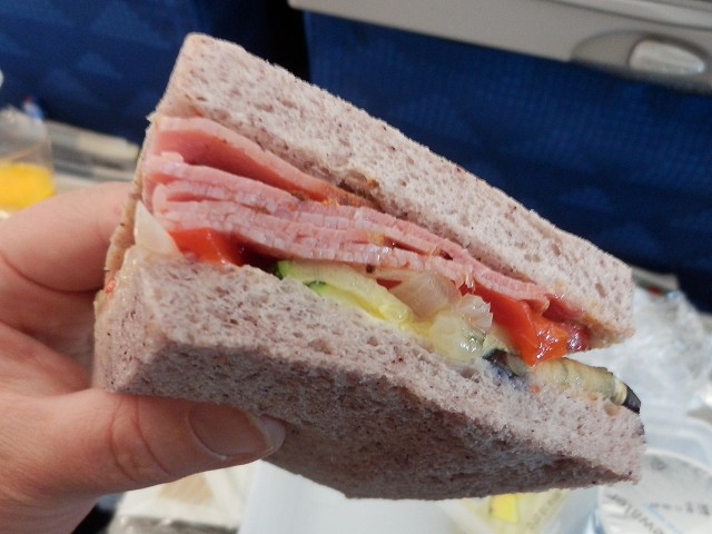 大韓航空機内で出されたサンドイッチ